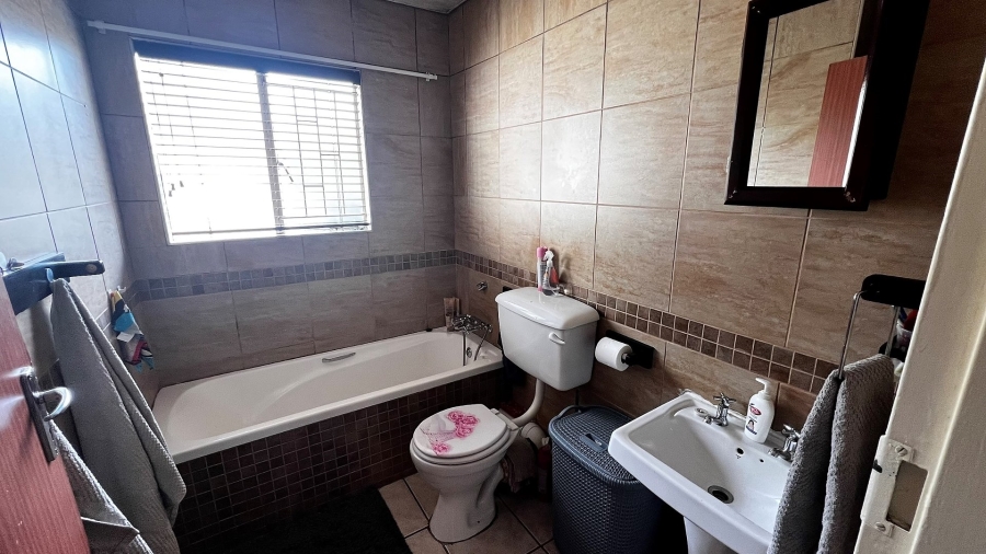 2 Bedroom Property for Sale in Langenhovenpark Free State